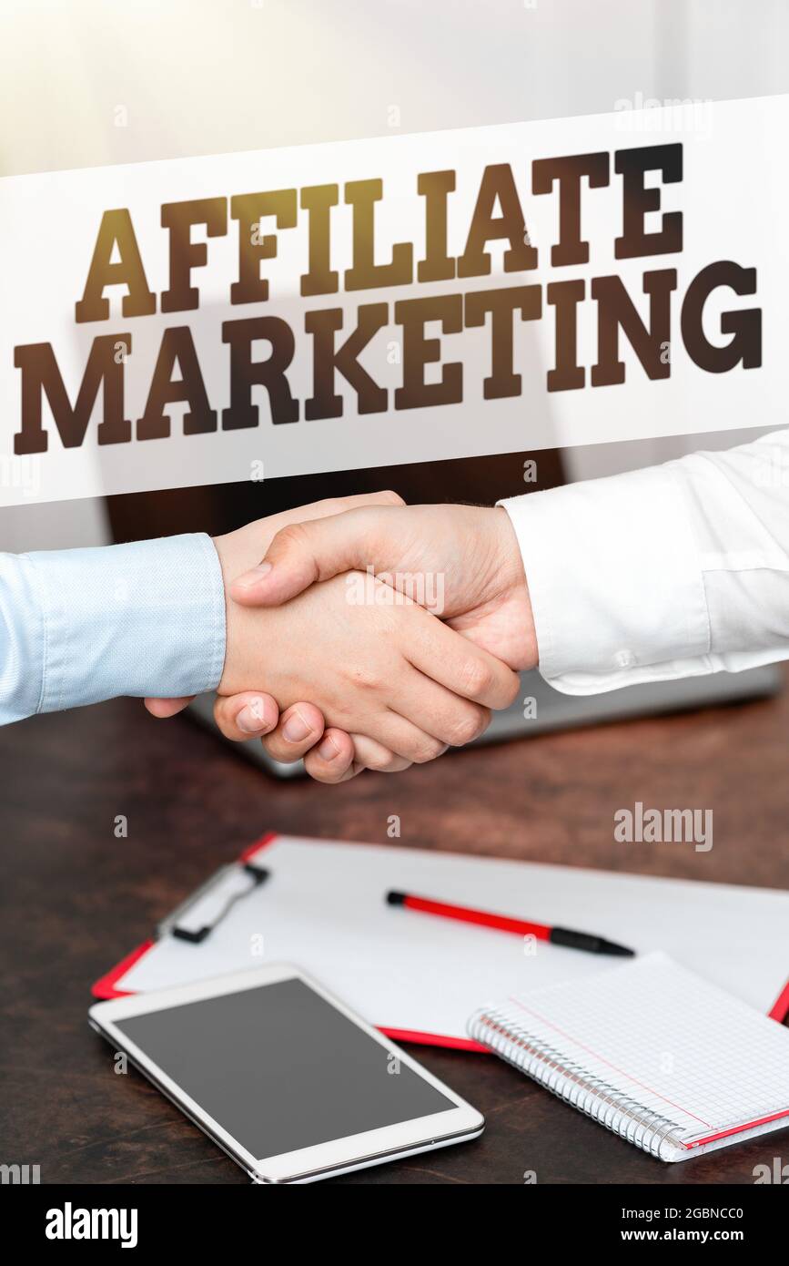 Légende du texte présentant le marketing affilié. Compensation de concept d'affaires aux éditeurs tiers pour générer des pistes deux professionnels bien habillés Banque D'Images