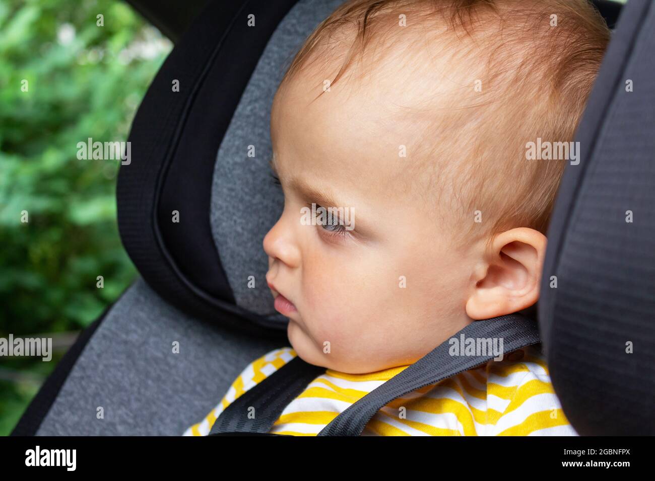 Bébé garçon dans le siège de voiture. Sécurité des enfants Banque D'Images