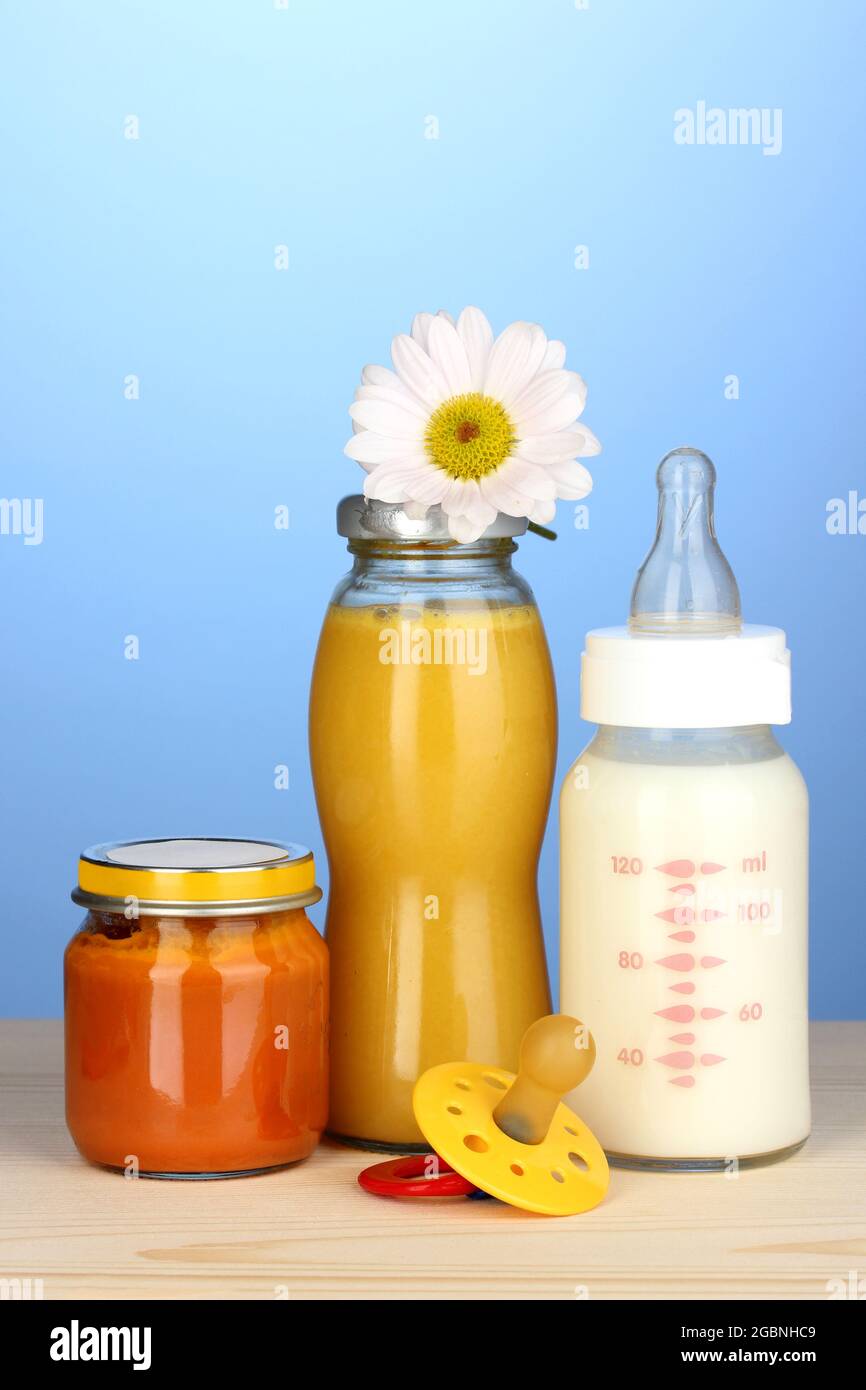 Les Aliments Pour Bebe Bouteille De Lait Puree Et Jus Sur Fond Bleu Photo Stock Alamy