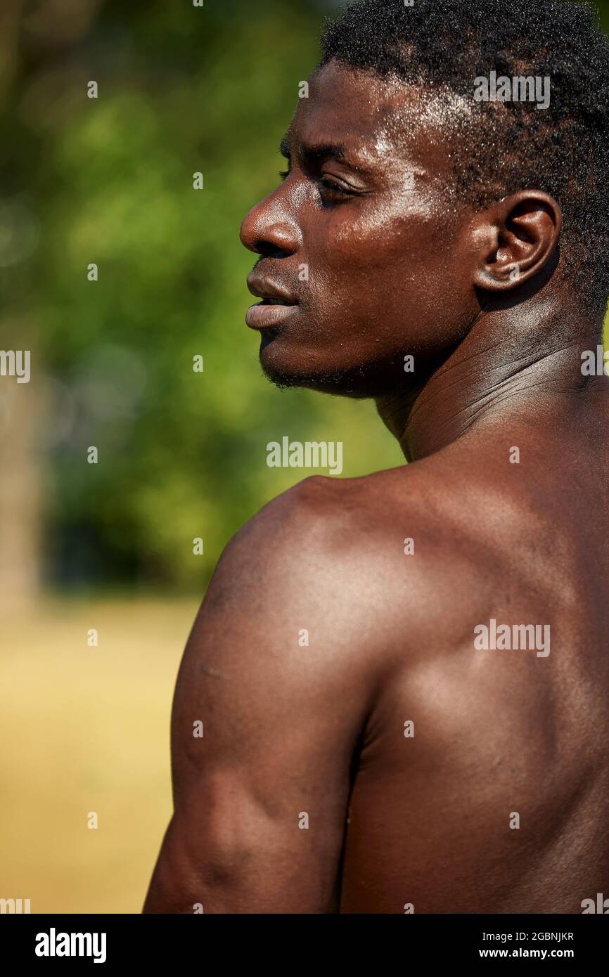 Athlète se reposant entre l'exercice en plein air, l'exercice en plein air, les afro-américains s'exerçant sur le terrain de sport, l'environnement urbain, gros plan, contre-coup. Banque D'Images