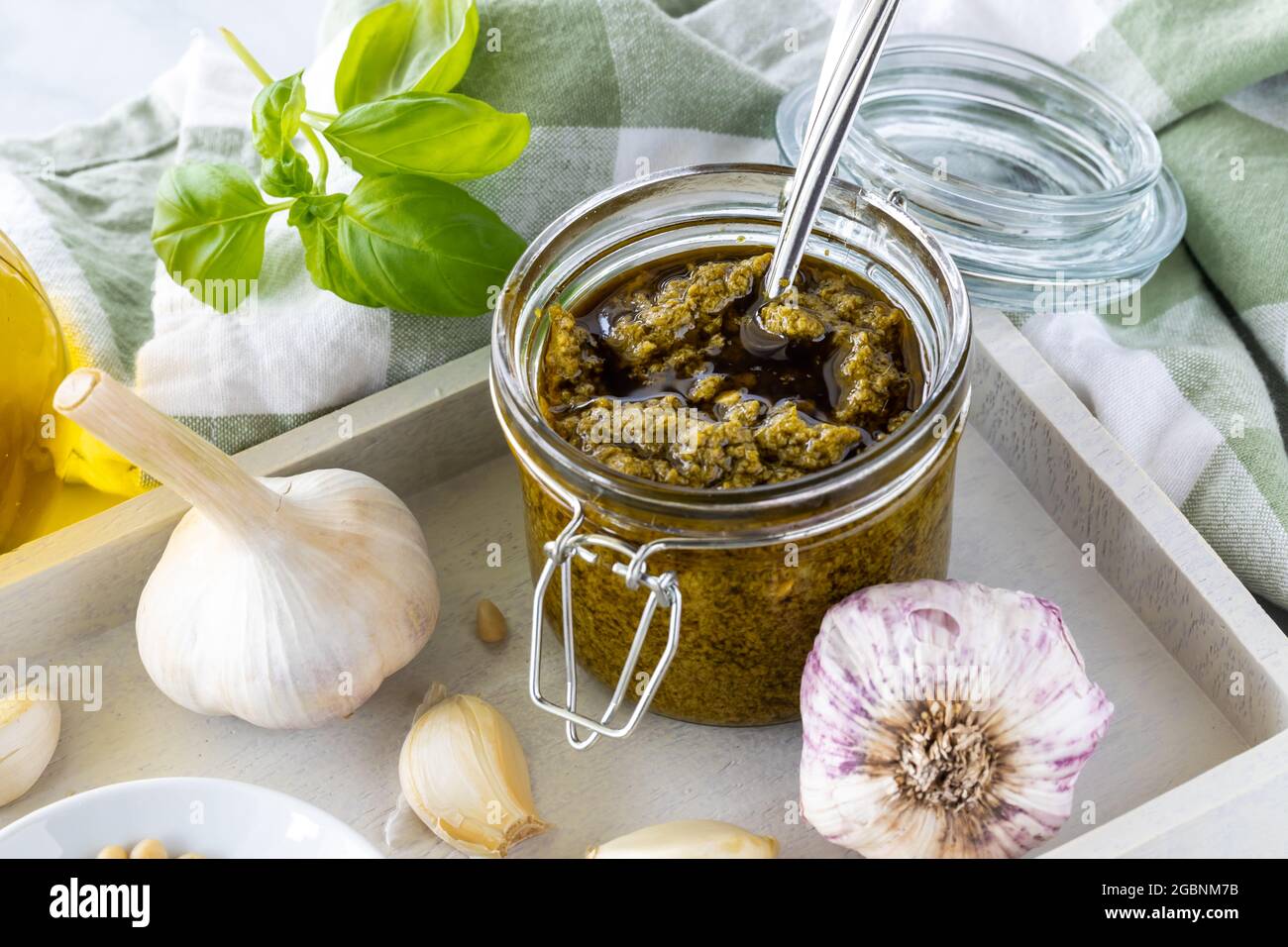 Gros plan de sauce pesto à base d'ail, de pignons, de basilic et d'huile d'olive. Banque D'Images