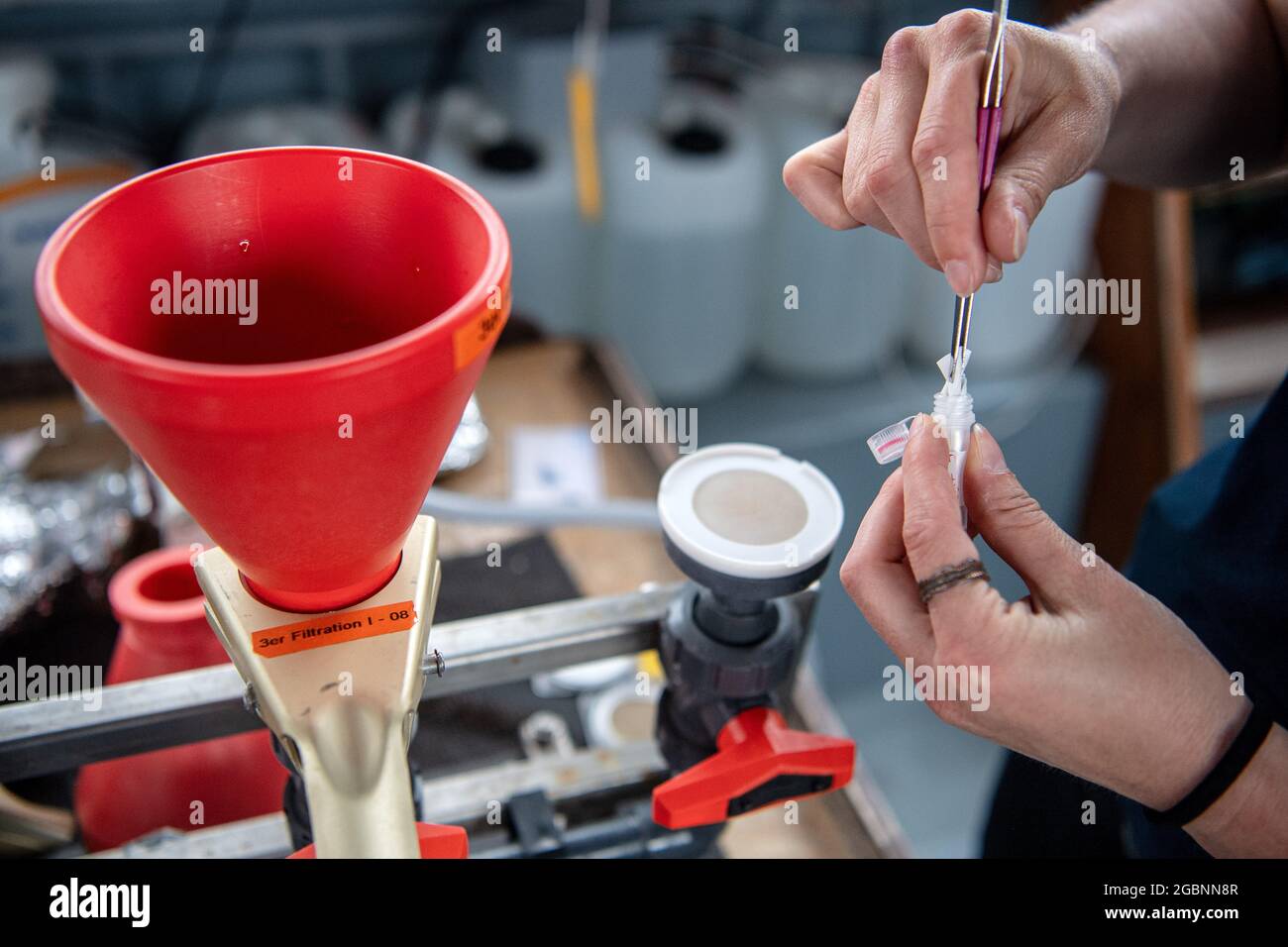 Nordsee, Allemagne. 22 juillet 2021. Les échantillons d'eau sont traités à bord du navire de recherche 'Otzum'. Le projet "Gute Küste" des universités de Hanovre, Oldenburg et Braunschweig vise à étudier comment la protection côtière et la protection des écosystèmes peuvent être réconciliés et fonctionnent également à long terme. À cette fin, les chercheurs utilisent ce que l'on appelle des laboratoires réels. (À dpa 'nature en tant qu'allié: Les chercheurs testent la protection côtière de demain') Credit: Sina Schuldt/dpa/Alamy Live News Banque D'Images