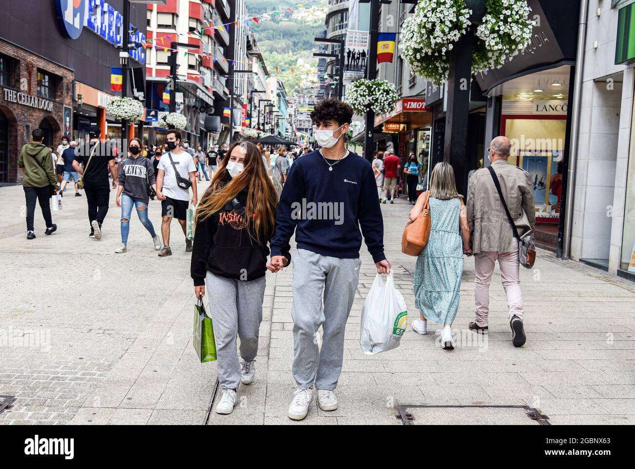 Andorre-la-Vieille, Andorre. 05 août 2021. Un couple portant des masques de protection contre la propagation du virus corona, marchez le long de l'avenue Meritxell en Andorre-la-Vieille. (Photo de Ramon Costa/SOPA Images/Sipa USA) crédit: SIPA USA/Alay Live News Banque D'Images