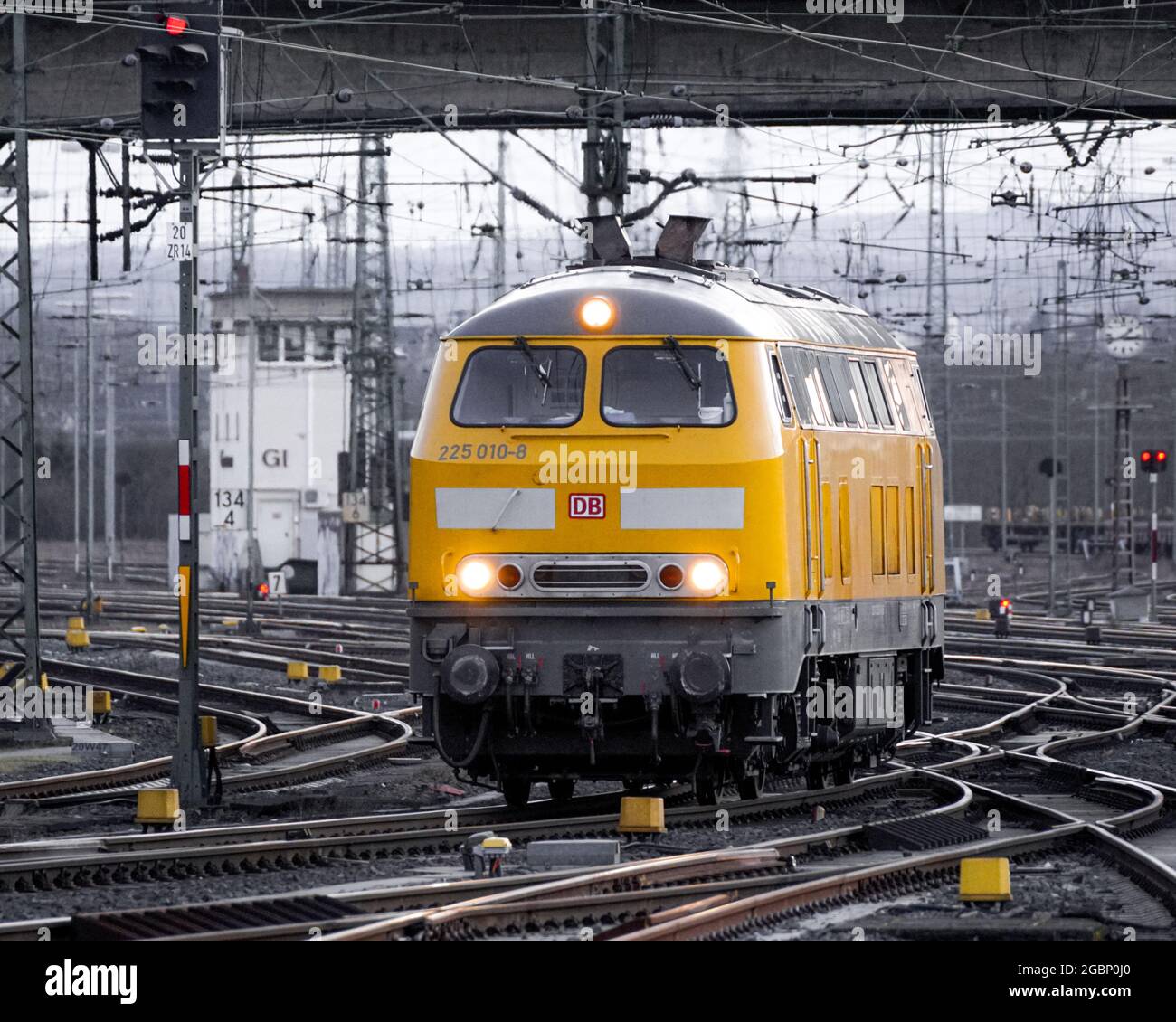 GIESSEN, ALLEMAGNE - 19 mars 2021 : une Diesellokomtive 225 010-8 de Deutsche Bahn à Giessen sur des voies ferrées à une gare Banque D'Images