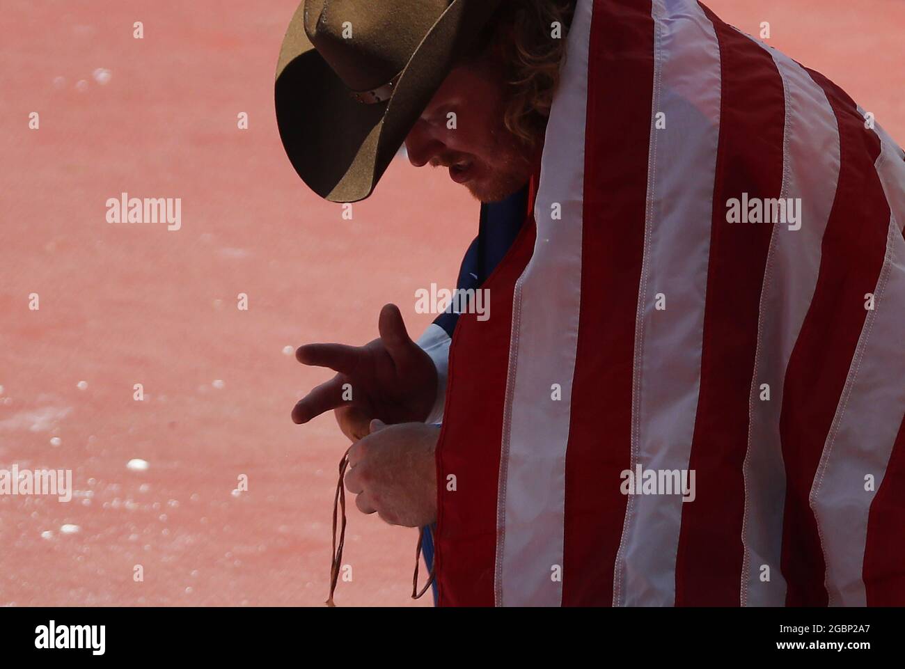 Tokyo, Japon. 05 août 2021. Le gagnant de la médaille d'or Ryan Crouser des États-Unis retire de la bande de ses mains après la finale de la mise de la photo masculine à la compétition d'athlétisme lors des Jeux olympiques d'été de Tokyo à Tokyo, au Japon, le jeudi 5 août 2021. Photo de Bob Strong/UPI. Crédit : UPI/Alay Live News Banque D'Images