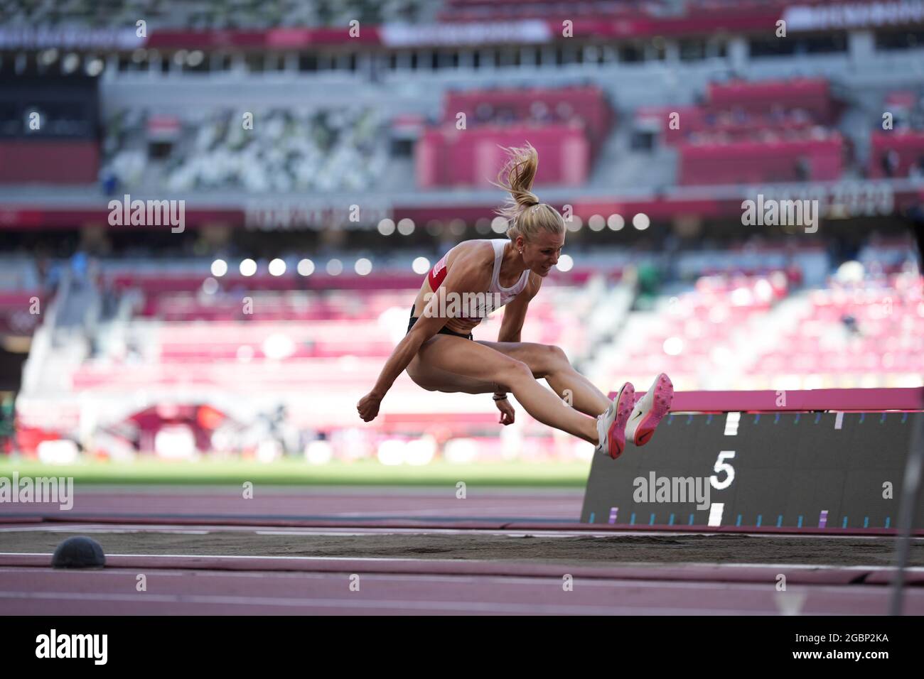 5 août 2021; Stade Olympique, Tokyo, Japon: Tokyo 2020 Jeux Olympiques d'été jour 13; Womens Heptathlon, long saut, MAYR Verena d'Autriche gagne l'événement Banque D'Images