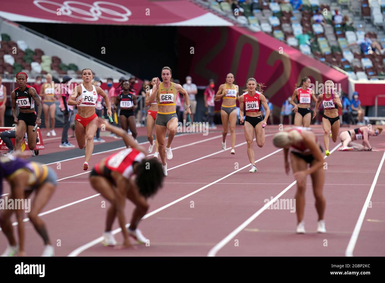 5 août 2021 ; Stade olympique, Tokyo, Japon : Tokyo 2020 Jeux Olympiques d'été jour 13 ; l'équipe allemande mène la ligne droite et remporte la demi-finale de la Suisse et de la Chine Banque D'Images