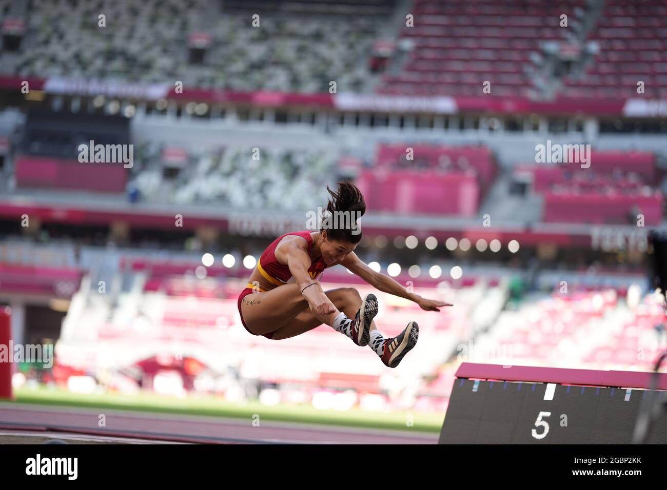 5 août 2021; Stade olympique, Tokyo, Japon: Tokyo 2020 Jeux Olympiques d'été jour 13; Womens Heptathlon, long Jump, ZHENG Ninali de Chine Banque D'Images