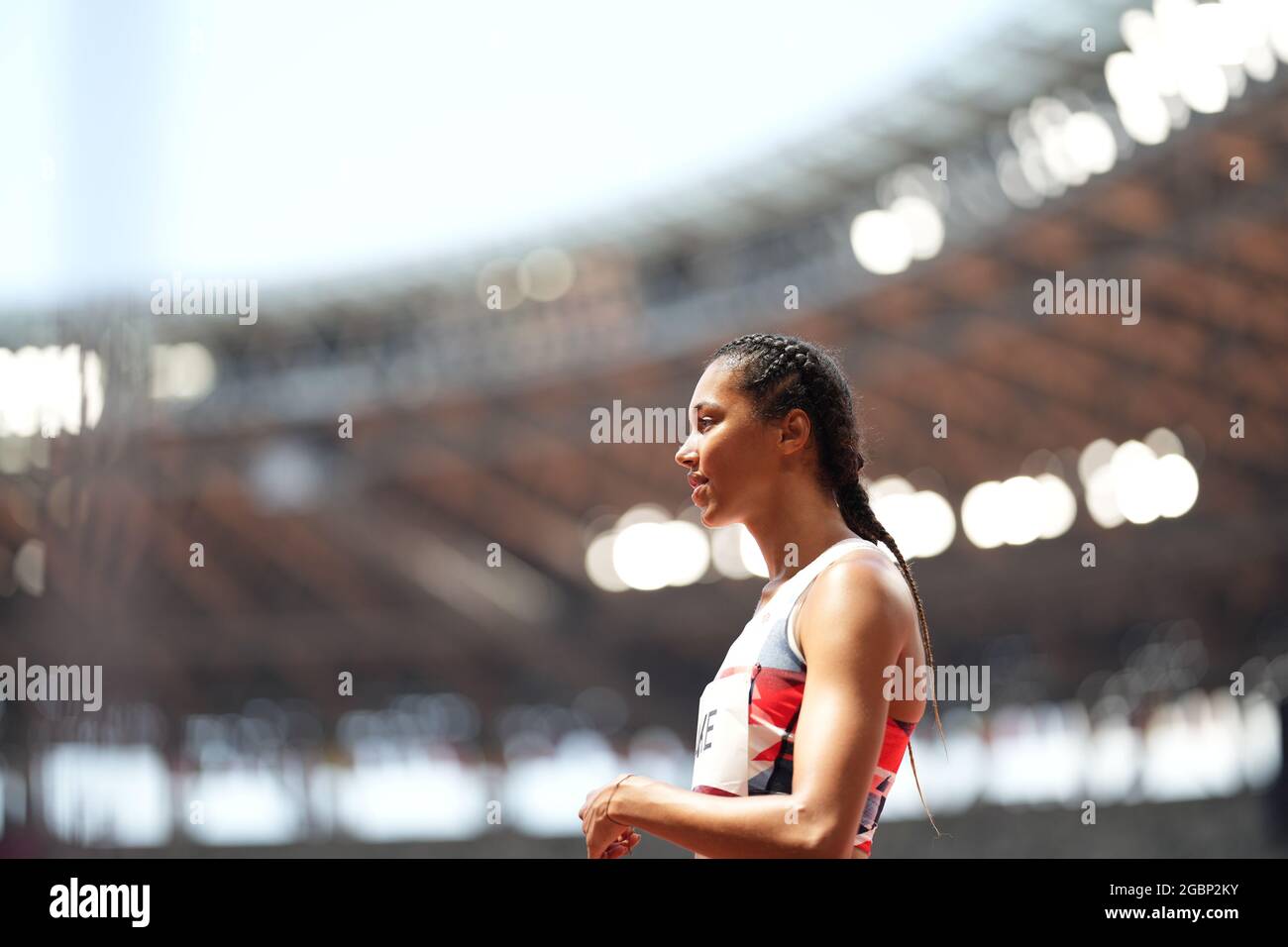 5 août 2021 ; Stade olympique, Tokyo, Japon : Tokyo 2020 Jeux Olympiques d'été jour 13 ; Womens Heptathlon, saut en hauteur, Morgan Lake (GBR) entre sauts Banque D'Images
