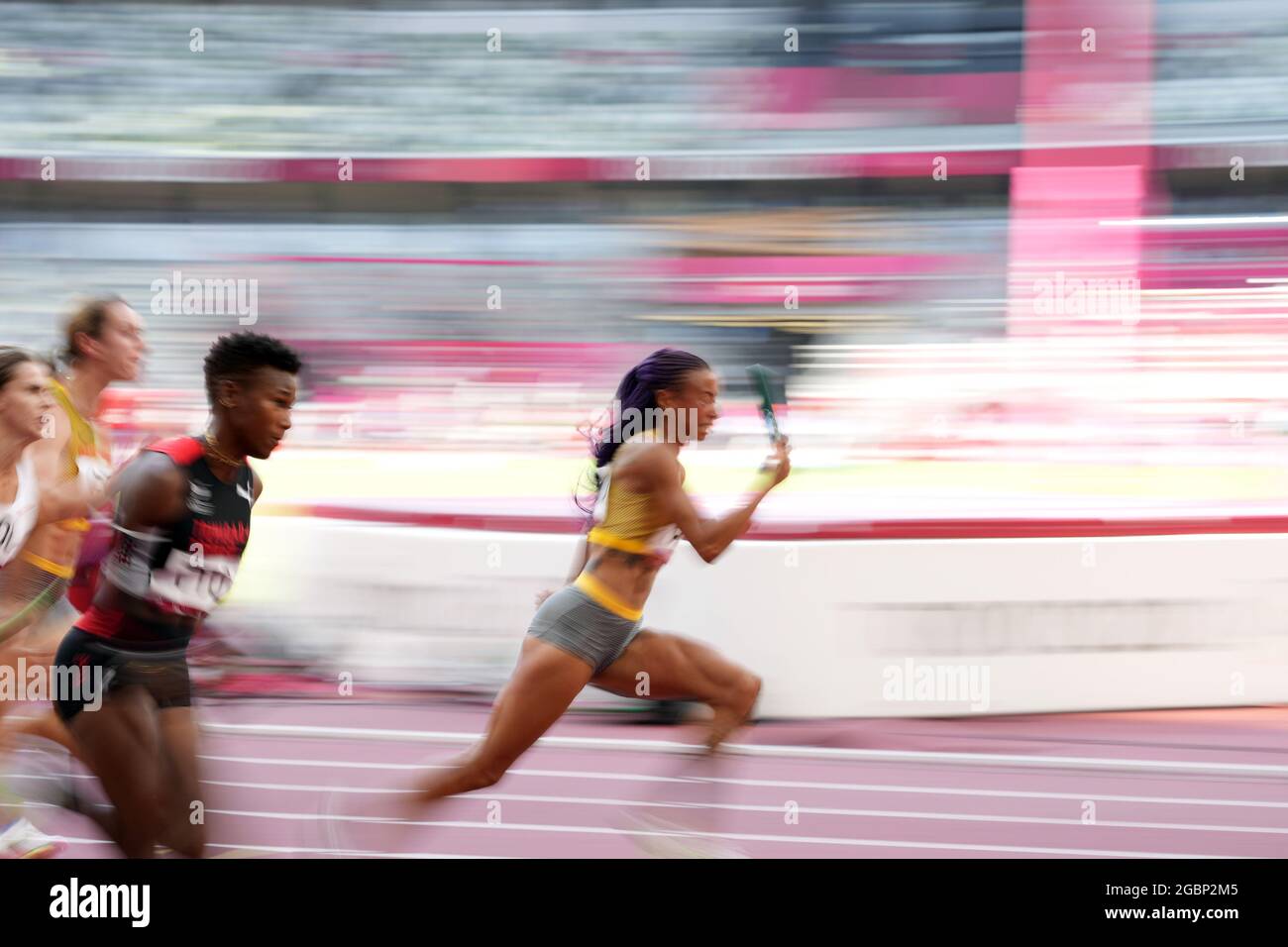 5 août 2021 ; Stade olympique, Tokyo, Japon : Tokyo 2020 Jeux Olympiques d'été jour 13 ; Womens 4 x 100m vitesse de caméra relais flou que l'Allemagne prendre en tête Banque D'Images