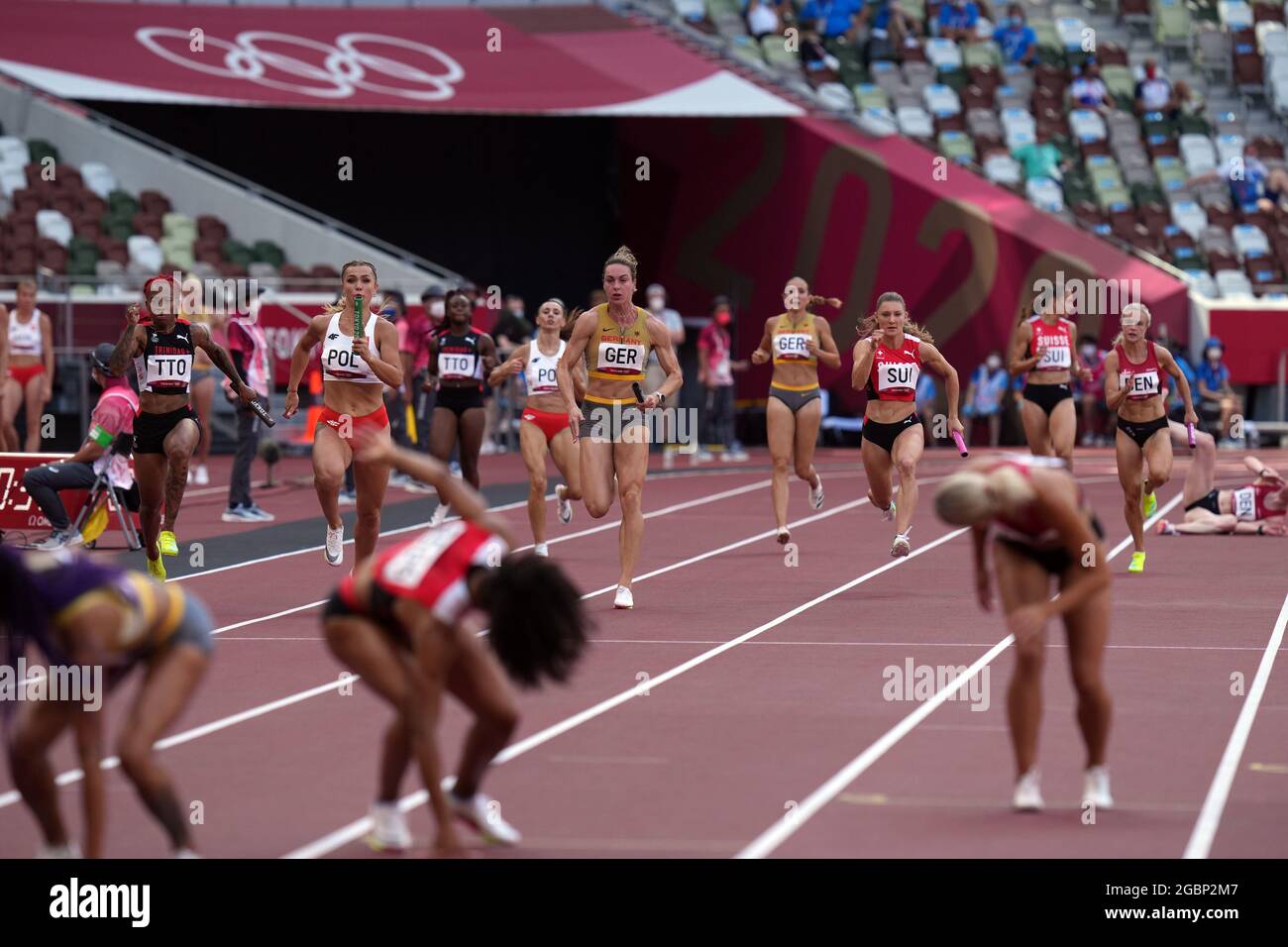 5 août 2021 ; Stade olympique, Tokyo, Japon : Tokyo 2020 Jeux Olympiques d'été jour 13 ; l'équipe allemande mène la ligne droite et remporte la demi-finale de la Suisse et de la Chine Banque D'Images