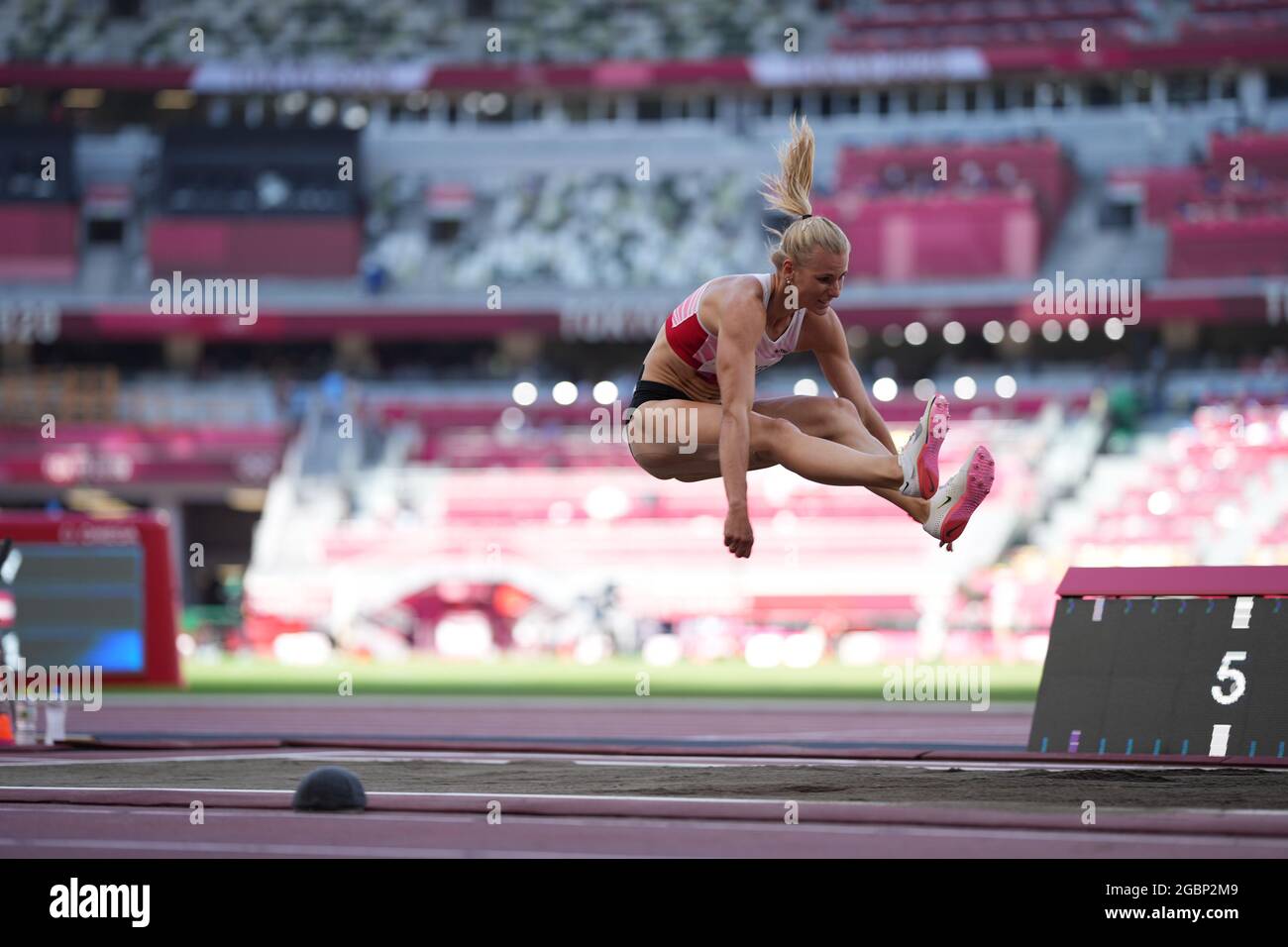 5 août 2021; Stade Olympique, Tokyo, Japon: Tokyo 2020 Jeux Olympiques d'été jour 13; Womens Heptathlon, long saut, MAYR Verena d'Autriche gagne l'événement Banque D'Images