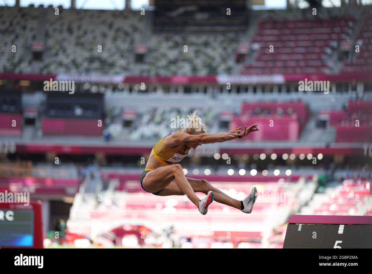 5 août 2021; Stade olympique, Tokyo, Japon: Tokyo 2020 Jeux Olympiques d'été jour 13; Womens Heptathlon, long saut, SCHAFER Carolin d'Allemagne Banque D'Images