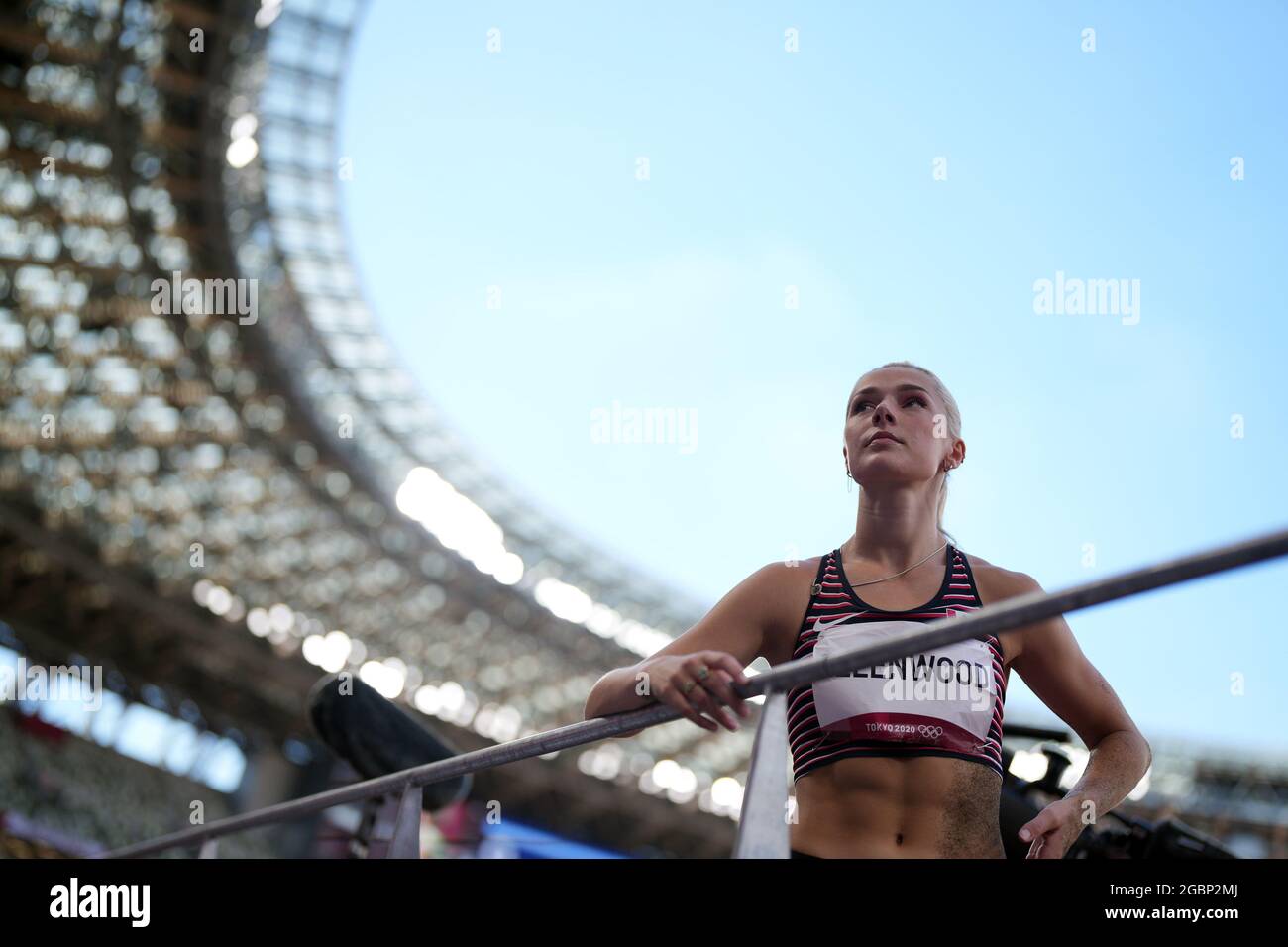 5 août 2021; Stade olympique, Tokyo, Japon: Tokyo 2020 Jeux Olympiques d'été jour 13; ELLENWOOD Georgia of Canada parle avec son entraîneur pendant l'épreuve de saut long Heptathlon Banque D'Images