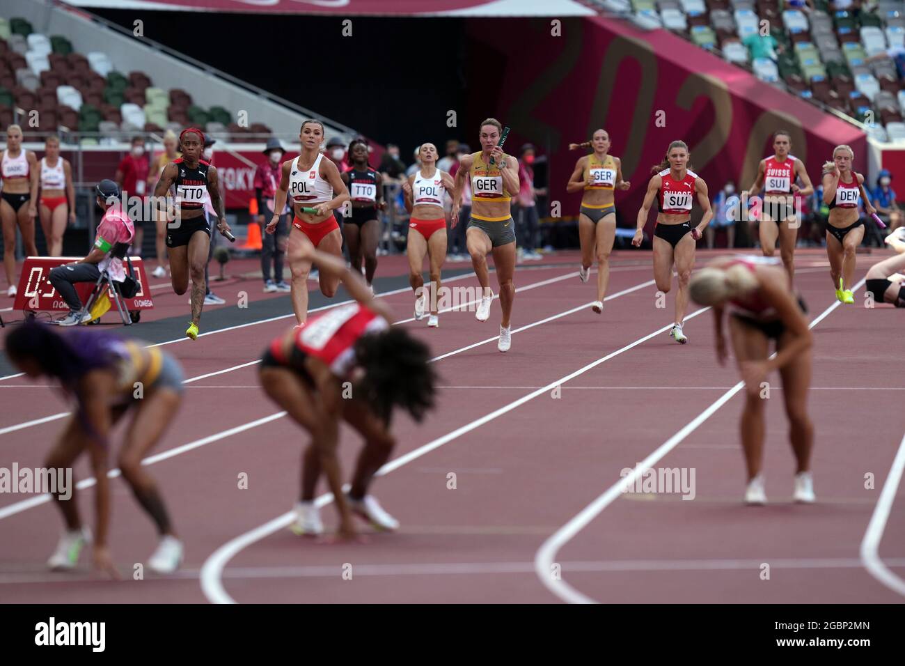 5 août 2021 ; Stade olympique, Tokyo, Japon : Tokyo 2020 Jeux Olympiques d'été jour 13 ; l'équipe allemande mène la ligne droite et remporte la demi-finale de la Suisse et de la Chine Banque D'Images