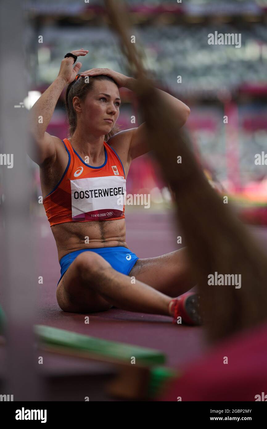 5 août 2021; Stade Olympique, Tokyo, Japon: Tokyo 2020 Jeux Olympiques d'été jour 13; Womens Heptathlon, long saut, OOSTERWEGEL Emma des pays-bas ajuste ses cheveux entre les sauts Banque D'Images