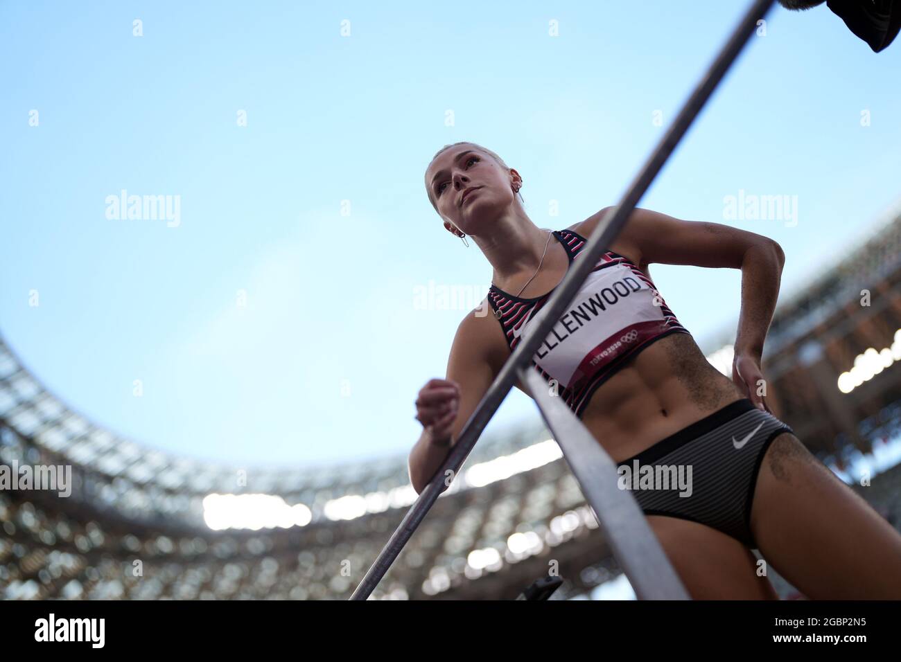 5 août 2021; Stade olympique, Tokyo, Japon: Tokyo 2020 Jeux Olympiques d'été jour 13; ELLENWOOD Georgia of Canada parle avec son entraîneur pendant l'épreuve de saut long Heptathlon Banque D'Images