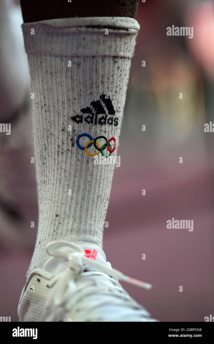 5 août 2021; Stade olympique, Tokyo, Japon: Tokyo 2020 Jeux Olympiques d'été jour 13; Womens Heptathlon, long saut, une paire de cavaliers montrant le sable et les anneaux olympiques Banque D'Images