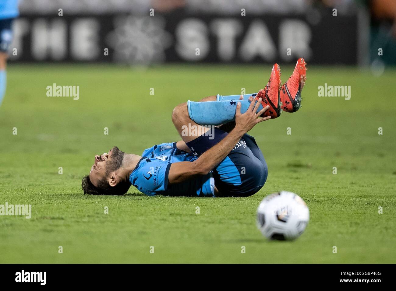 SYDNEY, AUSTRALIE - 10 MARS : Milos Ninkovic, du FC Sydney, est descendu dans un engin coulissant de Tomislav USKOK de Western United et s'emcouple de la cheville pendant le match DE football A-League entre le FC Sydney et Western United le 10 mars 2021 au stade Netstrata Jubilee à Sydney, en Australie. (Photo par Speed Media/Icon Sportswire)Credit: Pete Dovgan/Speed Media/Alamy Live News Banque D'Images