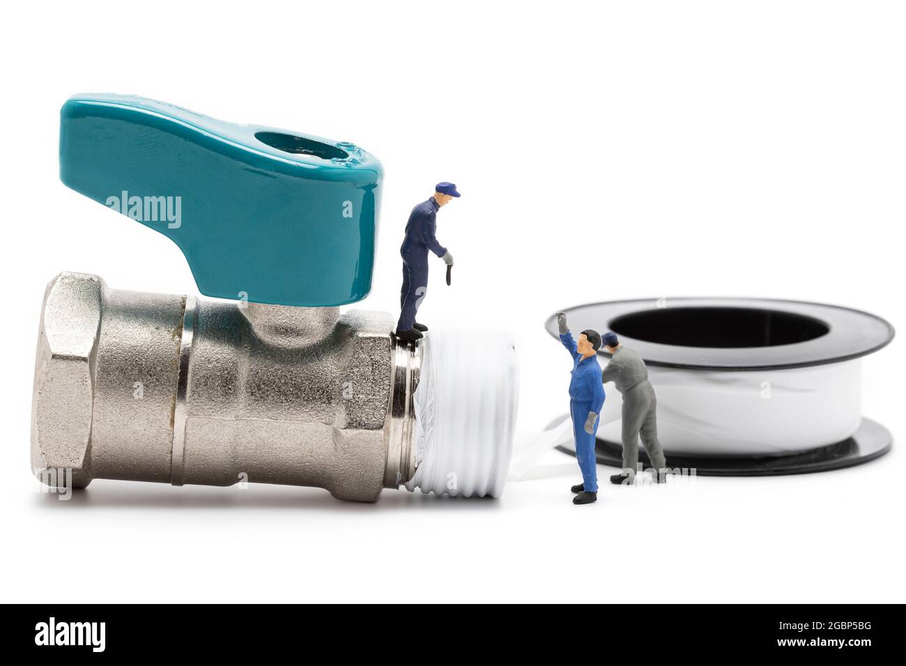 Technicien miniature avec mini-clapet à bille et ruban d'étanchéité de filetage isolé sur fond blanc. Banque D'Images