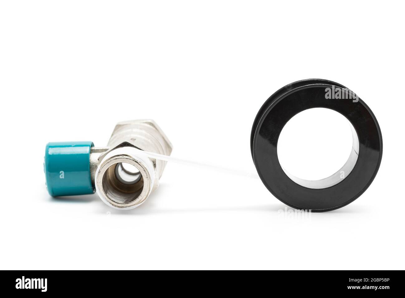 Mini-clapet à bille avec ruban d'étanchéité pour filetage isolé sur fond blanc. Banque D'Images