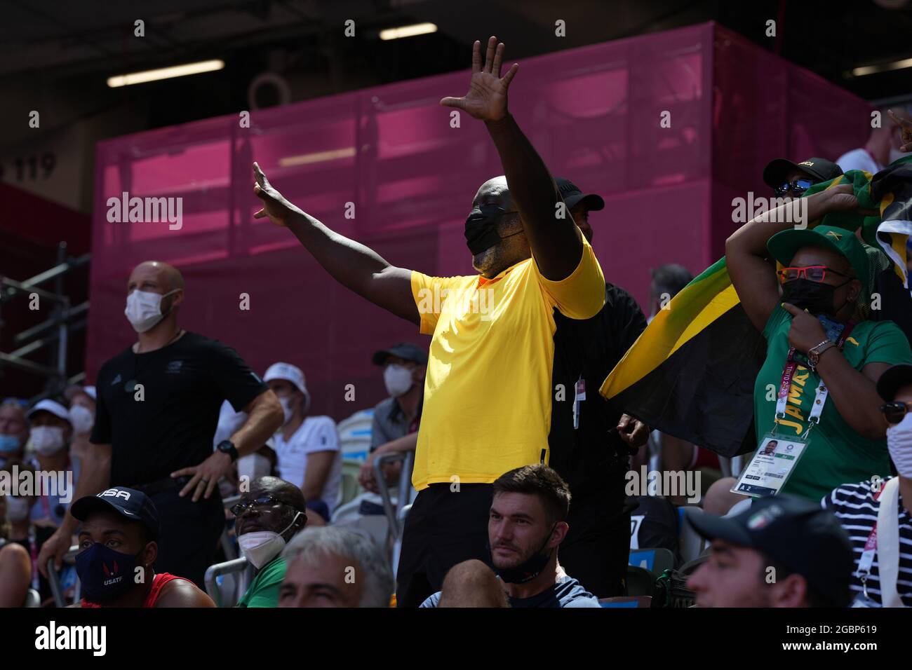 5 août 2021; Stade olympique, Tokyo, Japon: Tokyo 2020 Jeux Olympiques d'été jour 13; Mens 110m Mens haies final; JAMAIQUE fan montre sa célébration pour les 1er et 3ème Banque D'Images