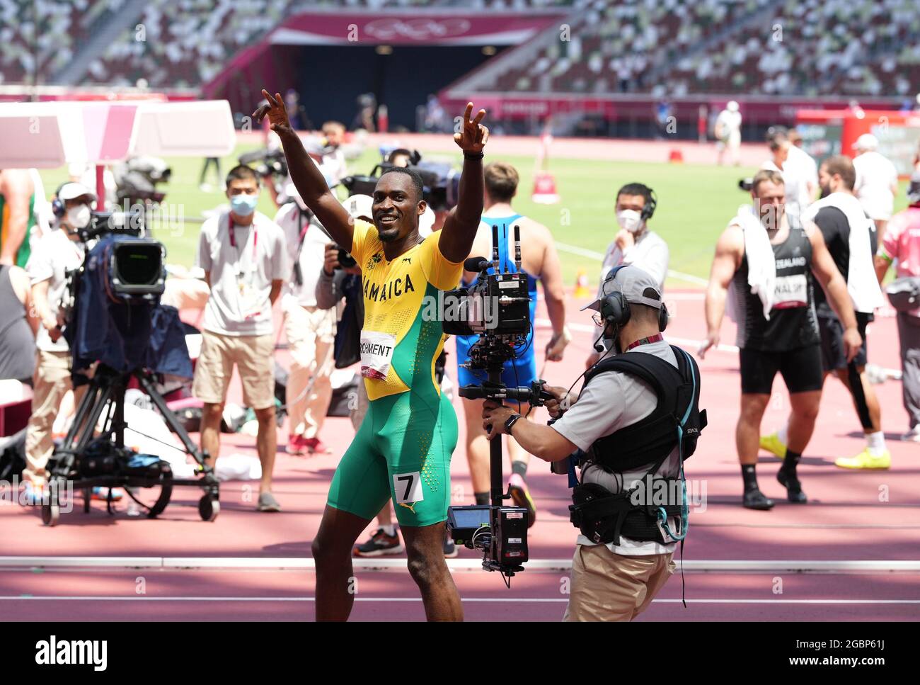 5 août 2021; Stade olympique, Tokyo, Japon: Tokyo 2020 Jeux Olympiques d'été jour 13; Mens 110m Mens haies final; PARCHEMIN Hansle de la Jamaïque célèbre sa victoire et sa médaille d'or Banque D'Images