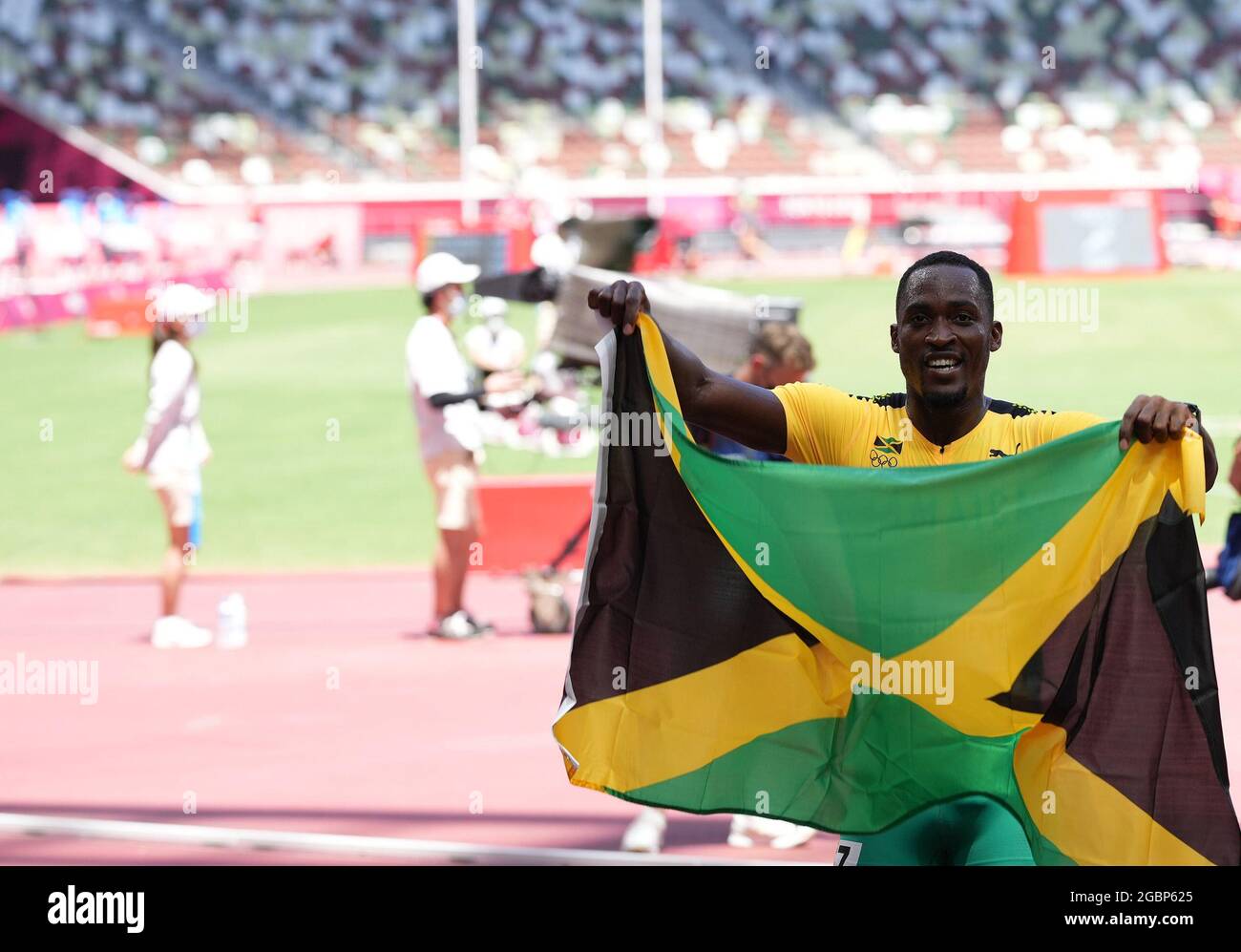 5 août 2021; Stade olympique, Tokyo, Japon: Tokyo 2020 Jeux Olympiques d'été jour 13; Mens 110m Mens haies final; PARCHEMIN Hansle de la Jamaïque célèbre sa victoire et sa médaille d'or avec HOLLOWAY Grant, médaillé d'argent des États-Unis Banque D'Images