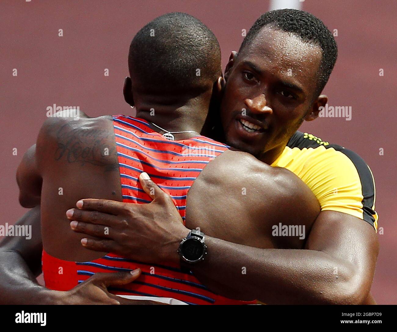 Tokyo, Japon. 05 août 2021. Grant Holloway, médaillé d'argent des États-Unis, félicite Hanse Parchemin, médaillé d'or de la Jamaïque, après les finales de 110 m haies des hommes à la compétition d'athlétisme lors des Jeux olympiques d'été de Tokyo à Tokyo, au Japon, le jeudi 5 août 2021. Photo de Bob Strong/UPI. Crédit : UPI/Alay Live News Banque D'Images