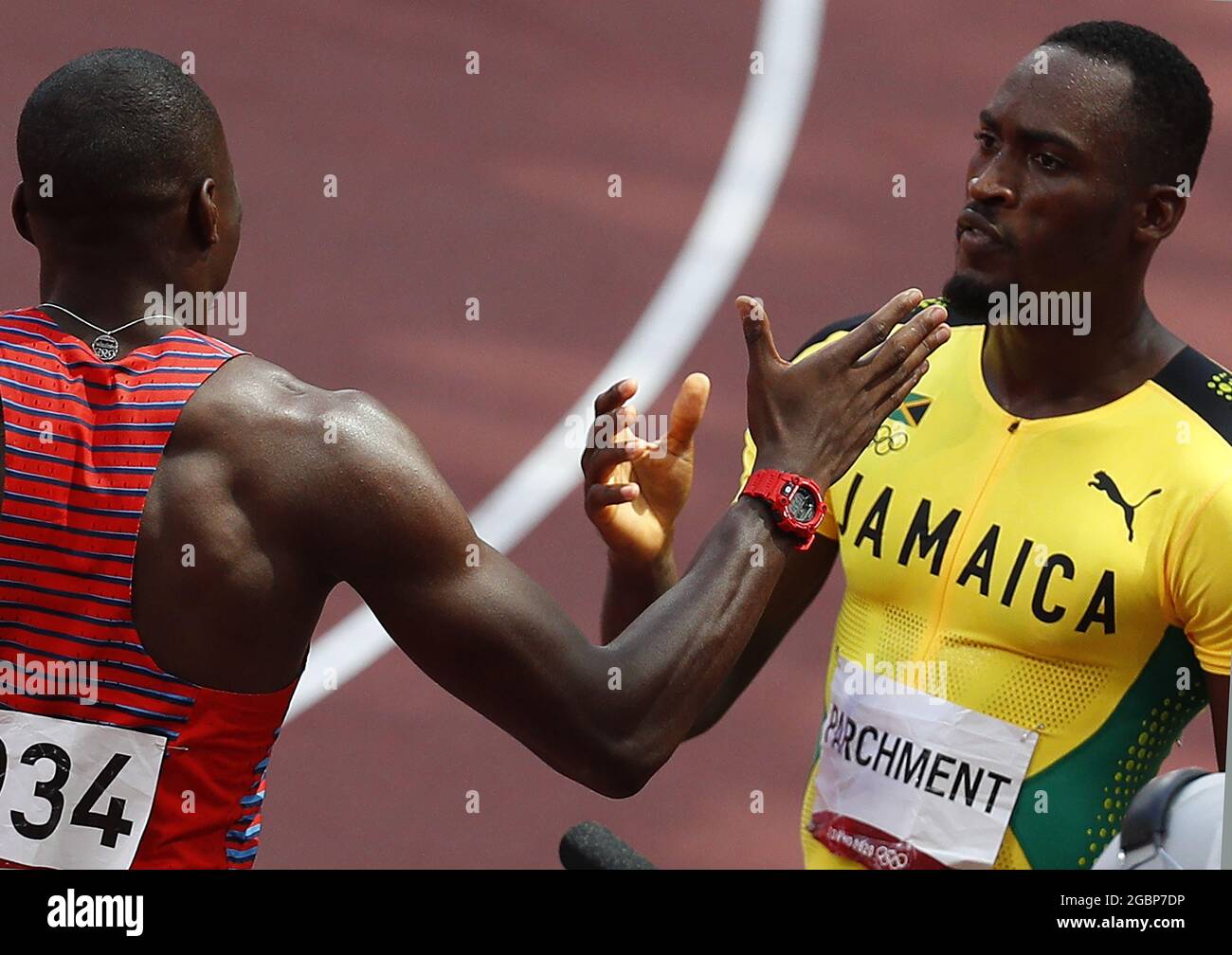 Tokyo, Japon. 05 août 2021. Grant Holloway, médaillé d'argent des États-Unis, félicite Hanse Parchemin, médaillé d'or de la Jamaïque, après les finales de 110 m haies des hommes à la compétition d'athlétisme lors des Jeux olympiques d'été de Tokyo à Tokyo, au Japon, le jeudi 5 août 2021. Photo de Bob Strong/UPI. Crédit : UPI/Alay Live News Banque D'Images