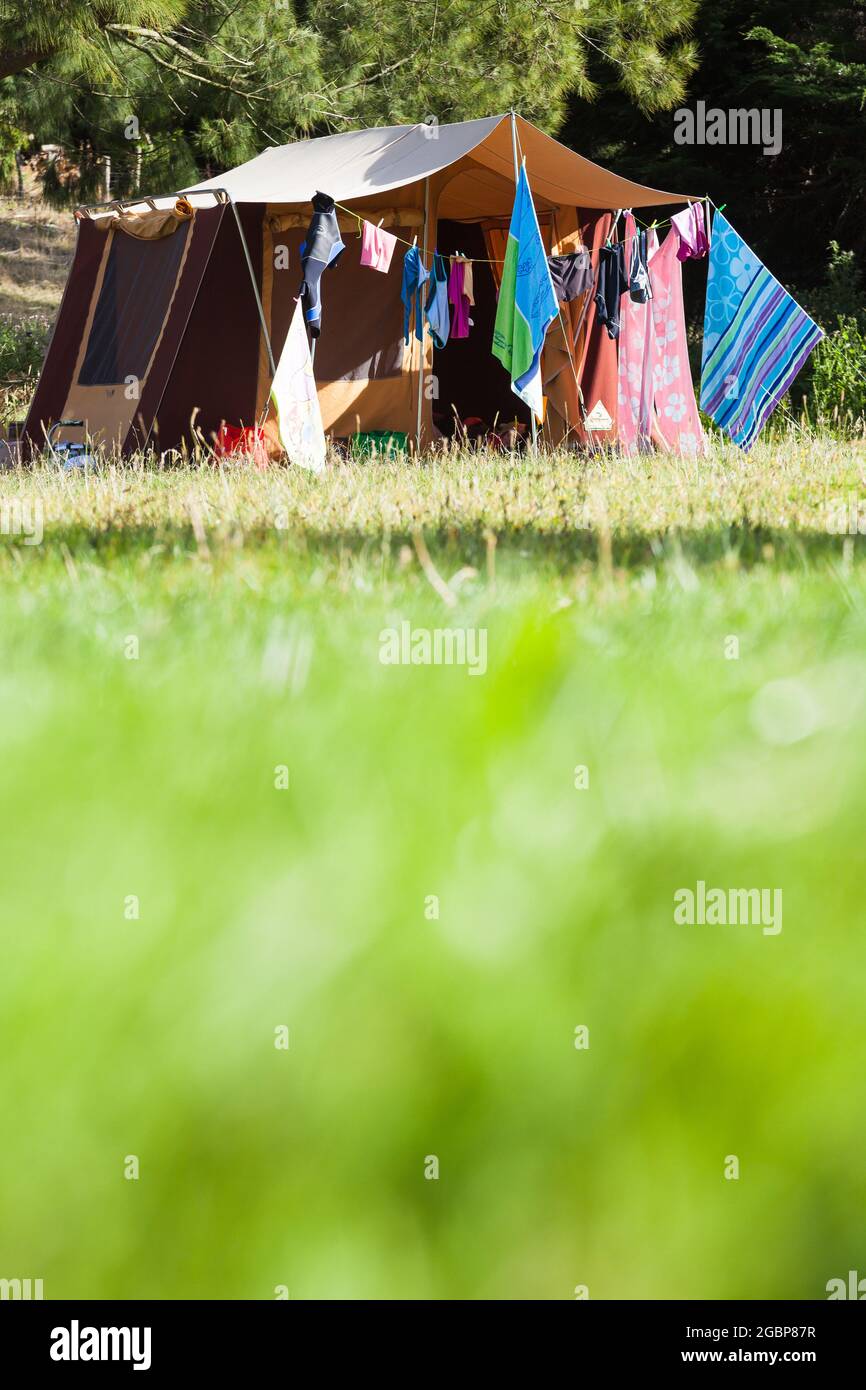 Tente familiale de camping située à Little Akaloa, péninsule de Banks, Nouvelle-Zélande Banque D'Images