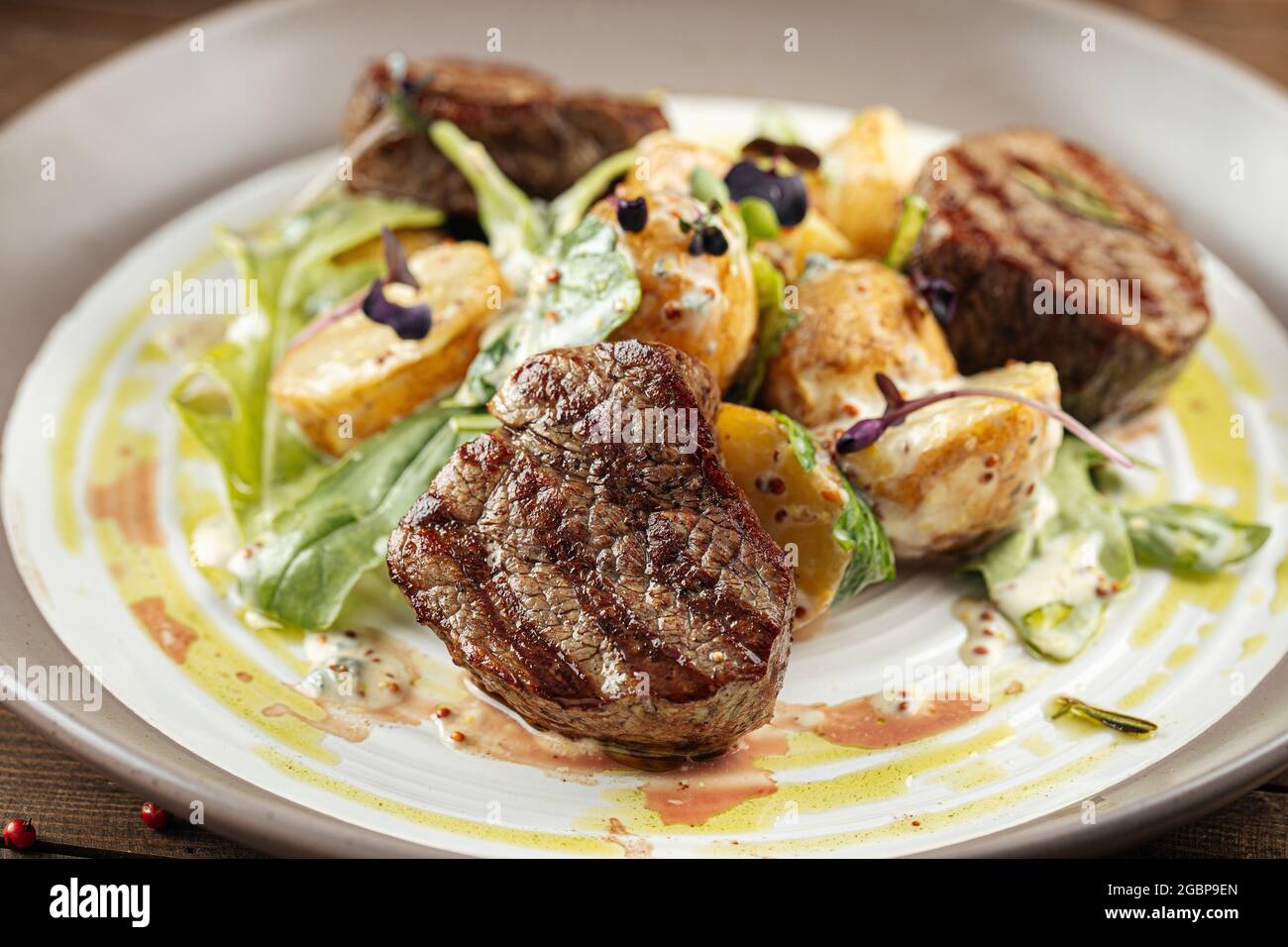 Assiette de filet mignon avec pommes de terre Photo Stock - Alamy