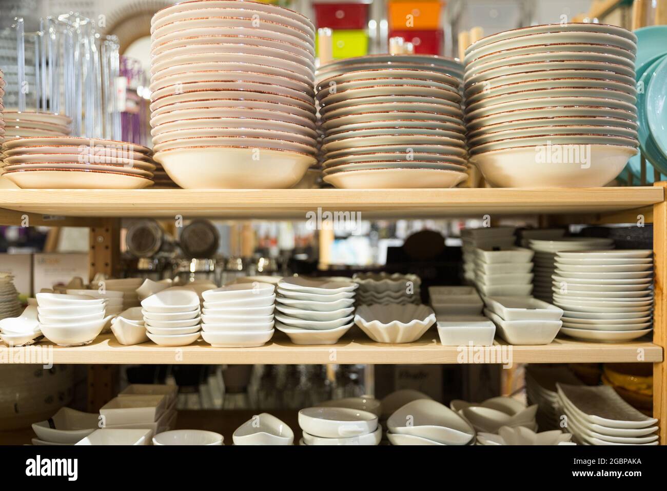 Plusieurs assiettes à vendre dans le rayon vaisselle du magasin Photo Stock  - Alamy