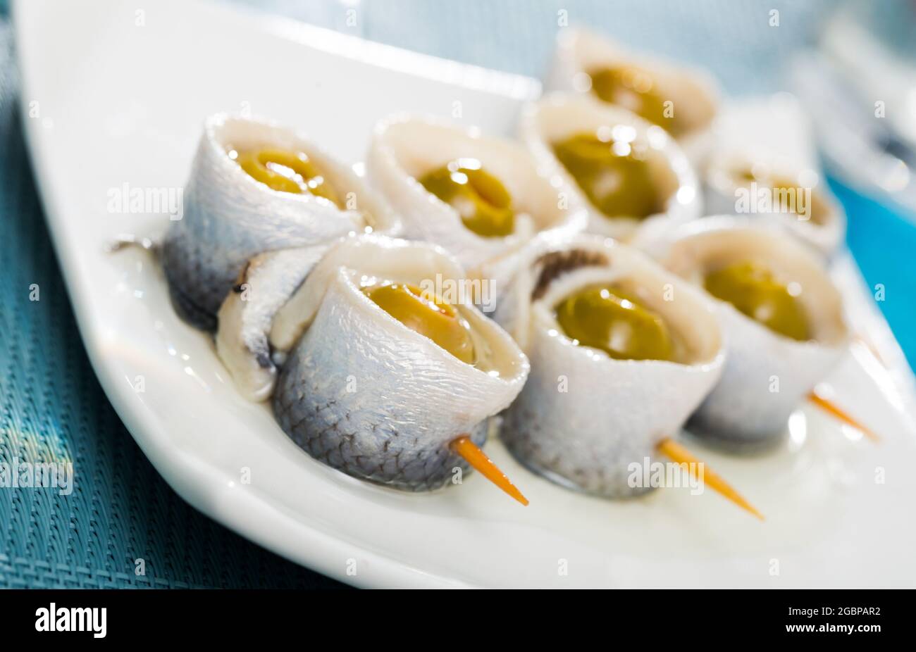 Rouleaux de hareng aux olives farcies Banque D'Images