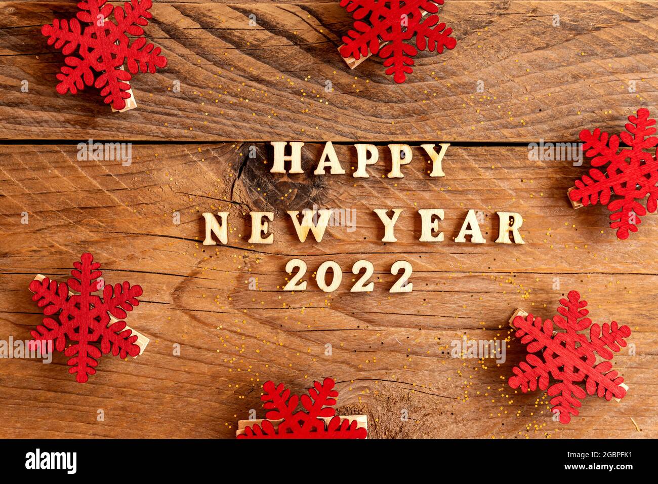 bonne année 2022 texte en bois décoré de flocons de neige en bois rouge.  Fond de fête pour le nouvel an Photo Stock - Alamy
