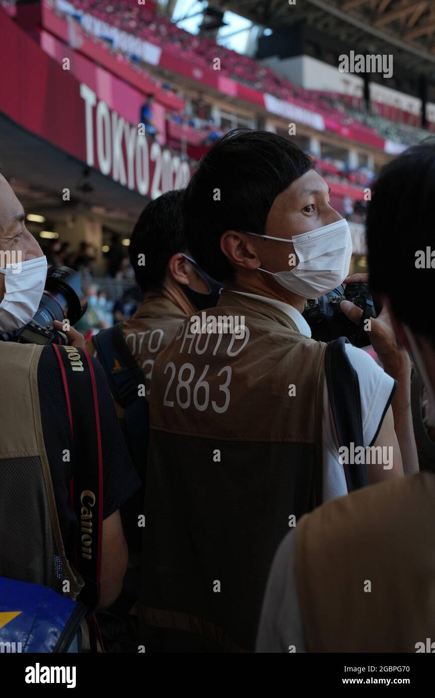 5 août 2021; Stade olympique, Tokyo, Japon: Tokyo 2020 Jeux Olympiques d'été jour 13; Mens 4 x 100m relais; les médias locaux attendent l'arrivée de l'équipe japonaise qui s'est qualifiée Banque D'Images