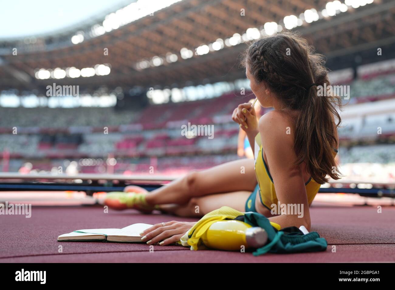 5 août 2021; Stade Olympique, Tokyo, Japon: Tokyo 2020 Jeux Olympiques d'été jour 13; Womens Heptathlon, événement de saut en hauteur: McDermott Nicola (AUS) prend des notes sur ses sauts Banque D'Images