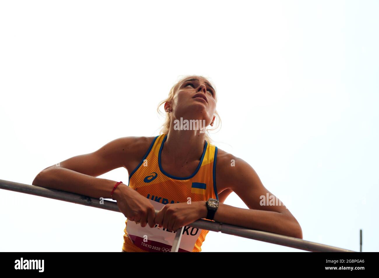 5 août 2021 ; Stade olympique, Tokyo, Japon : Tokyo 2020 Jeux Olympiques d'été jour 13 ; Womens Heptathlon, événement de saut en hauteur : le cavalier Ukarine parle à l'entraîneur entre les sauts Banque D'Images