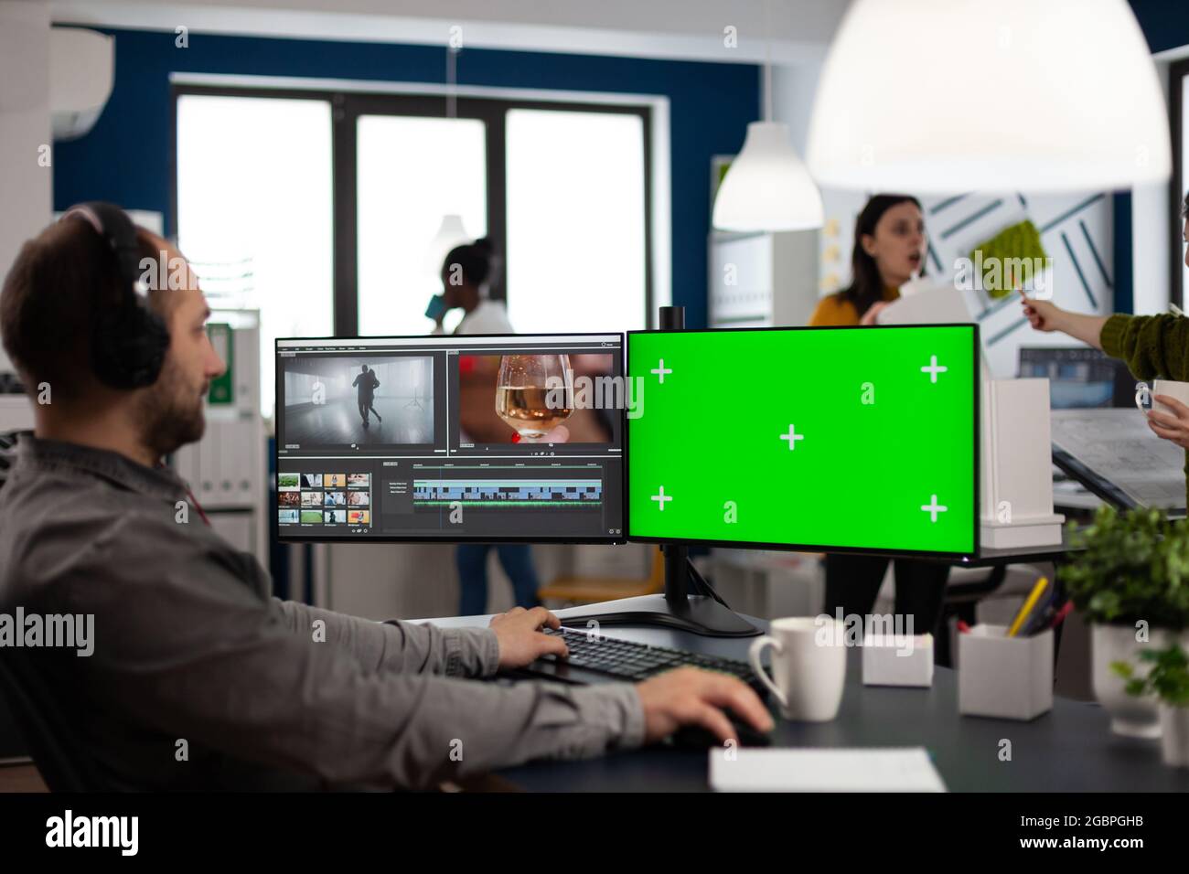 Éditeur de création vidéo montage de projet de film à l'aide de logiciel de  post-production travaillant dans l'agence de post-production sur pc avec  écran vert, touche chroma, maquette d'affichage isolé. Homme traitant