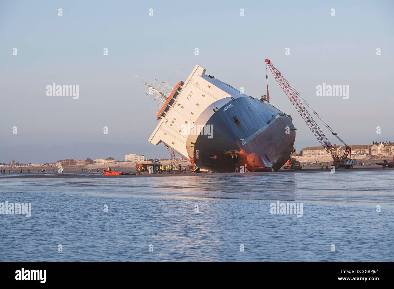 Ce bateau, le bateau « Riverdance », s'est épaté à Cleveley's sur la côte de Filde le 6 février 2008. Après beaucoup de tentatives de refloat du bateau Banque D'Images