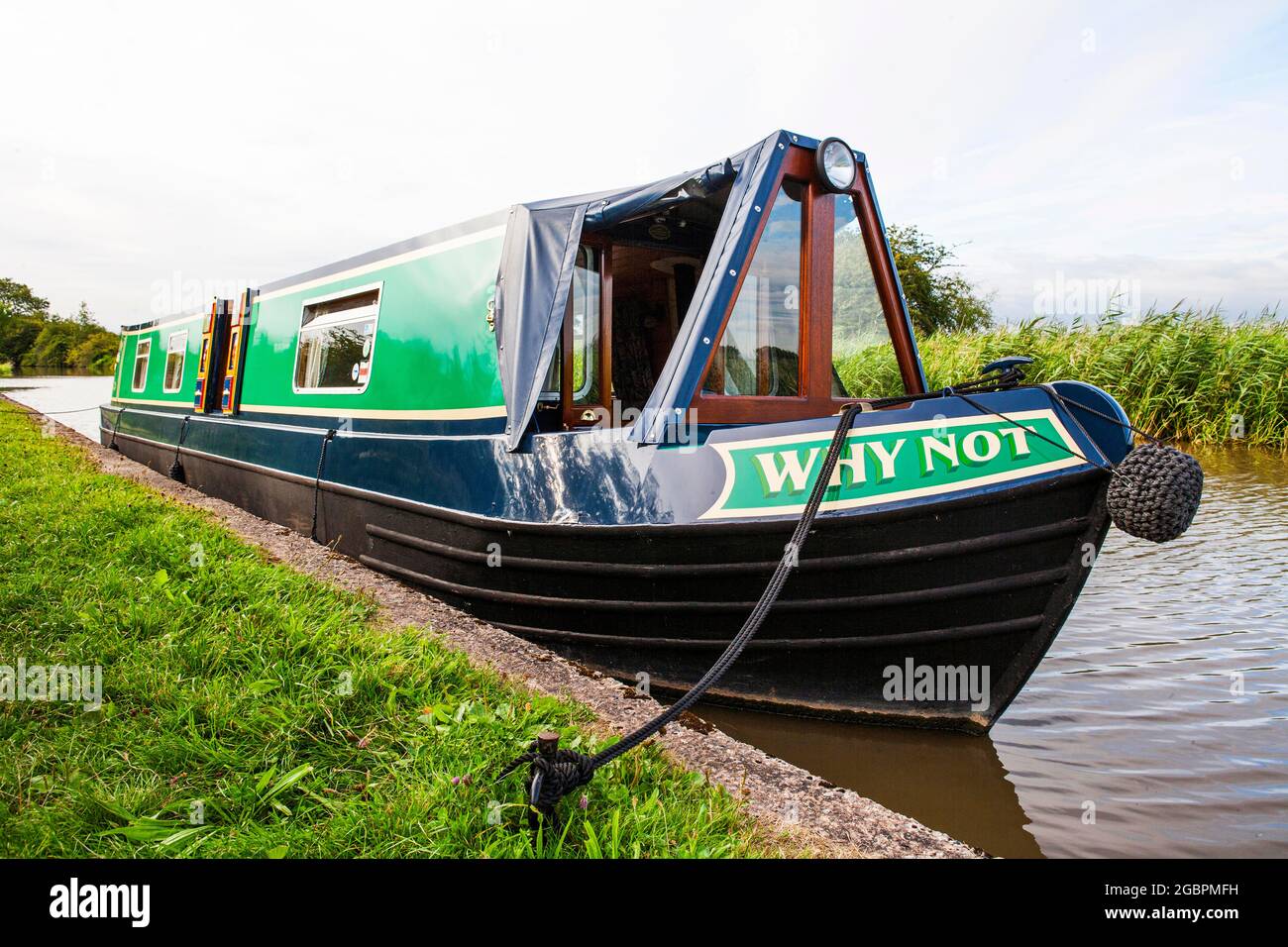 "Pourquoi pas" est amarré sur un bel emplacement sur le canal Trent & Merseys., crédit : John Fairclough / Avalon Banque D'Images