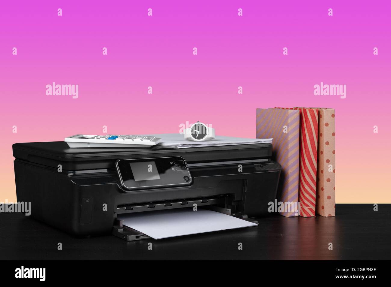 Imprimante laser domestique compacte sur fond rose Photo Stock - Alamy