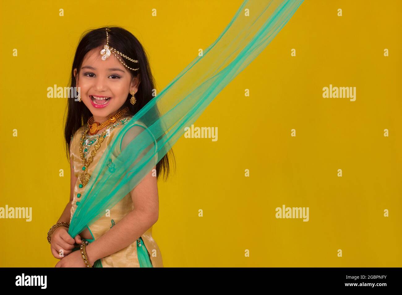Petite Fille Indienne Tenue Traditionnelle Photo Stock Alamy