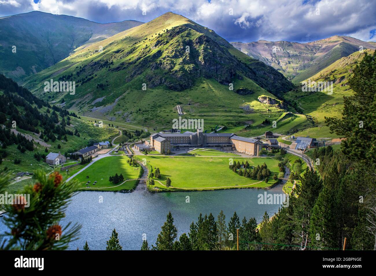 Sanctuaire de Núria dans la vallée de Vall de Núria, Pyrénées, Nord de la Catalogne, Espagne, Europe Banque D'Images