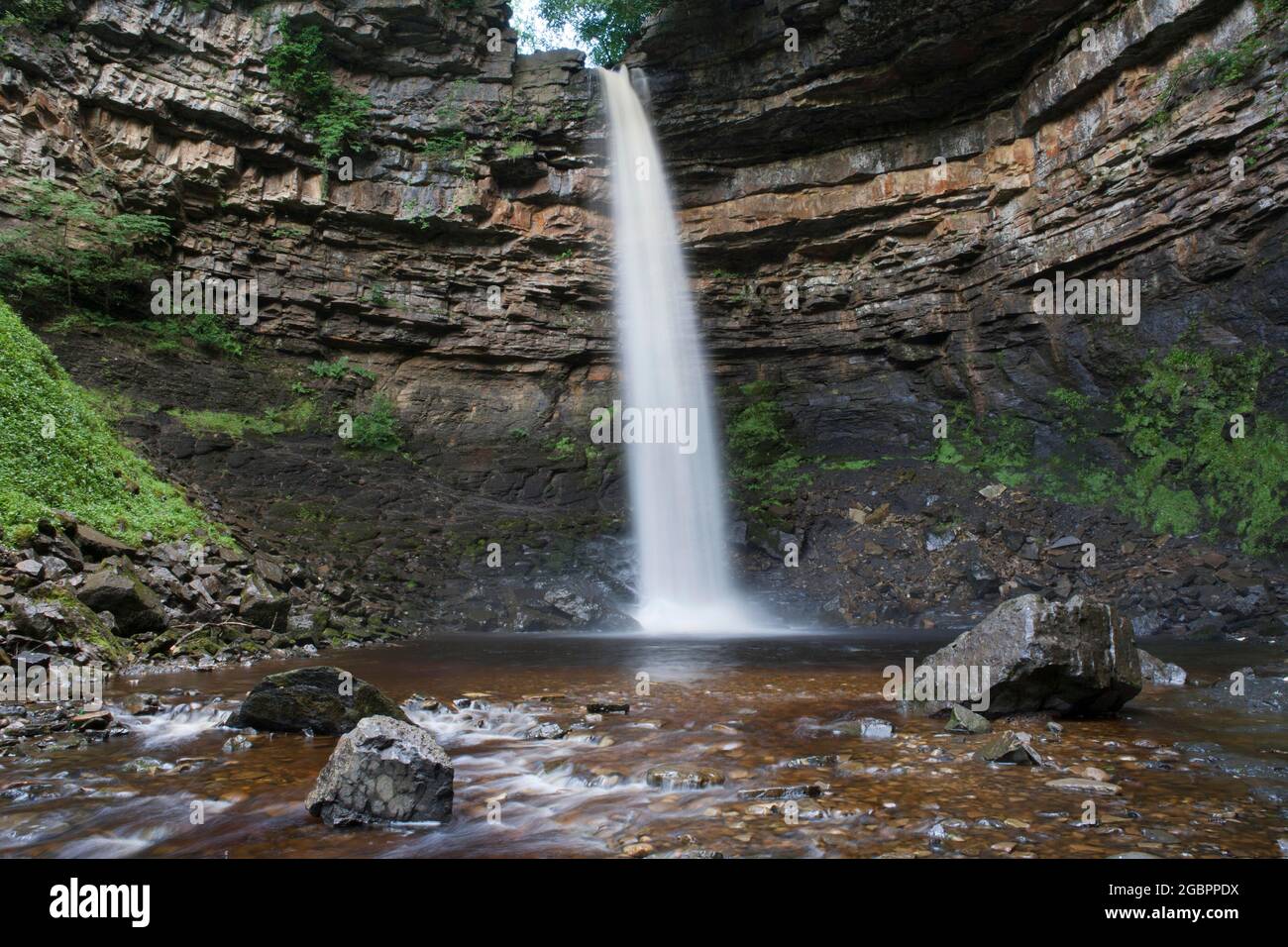 La chute d'eau de Hardraw Force est la plus haute chute d'Angleterre à 100 pieds. L'automne peut être situé derrière le 'Green Dragon', Hawes dans le Yorkshire Moors National Banque D'Images