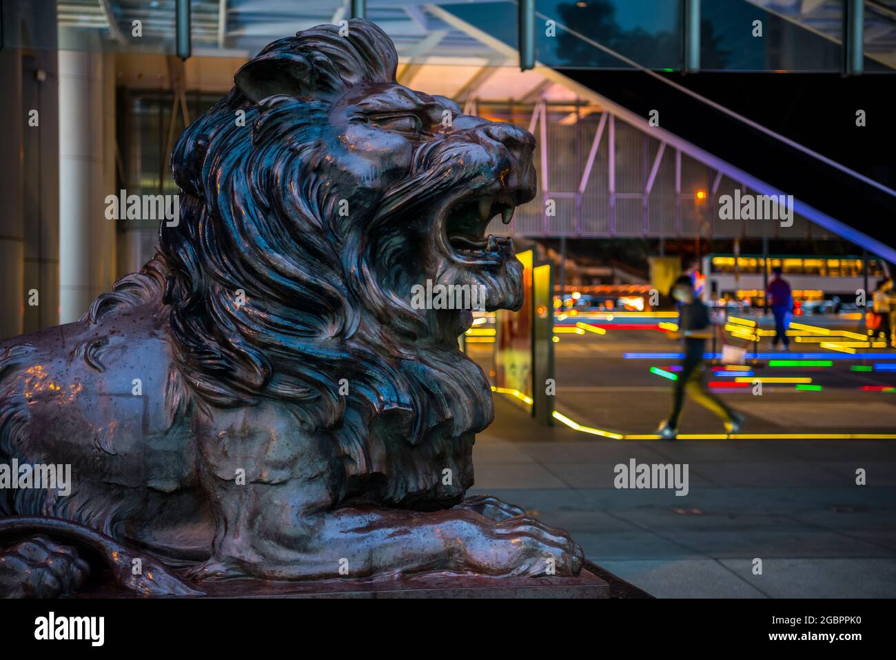 Les célèbres lions devant la banque HSBC, le quartier financier central, Hong Kong, Chine. Banque D'Images