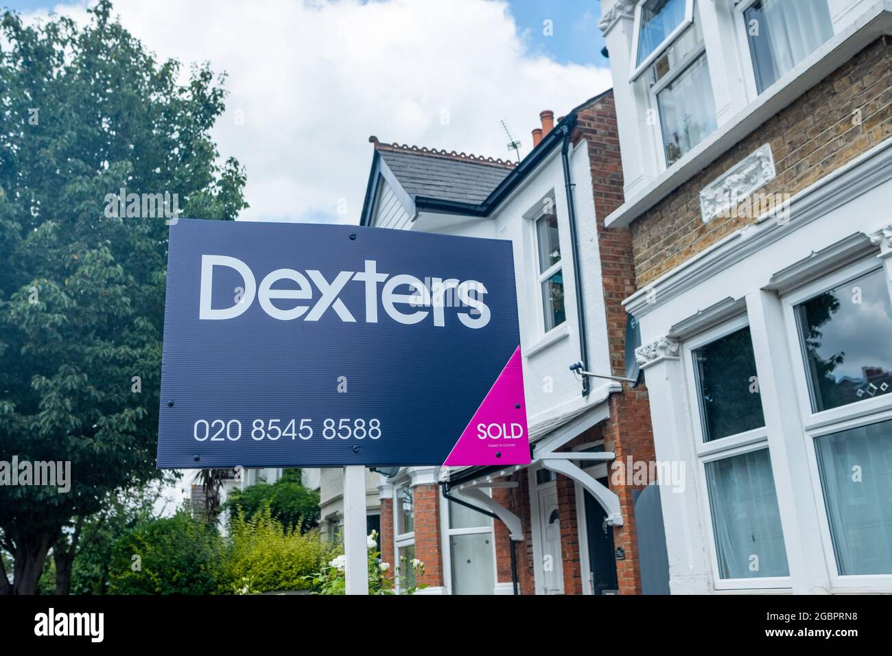 Londres- août 2021: L'agent immobilier Dexters 'sout' signe à l'extérieur des maisons urbaines dans le sud-ouest de Londres Banque D'Images