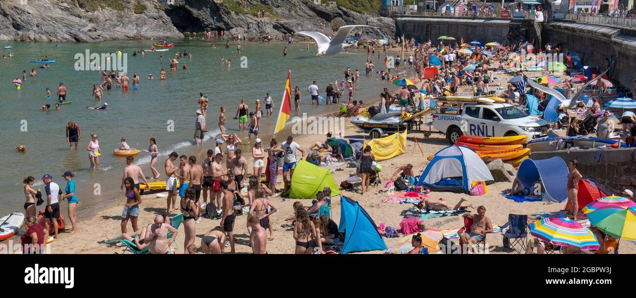Une image panoramique de Towan Beach bondée de vacanciers de vacances d'été à Newquay, en Cornouailles. Banque D'Images