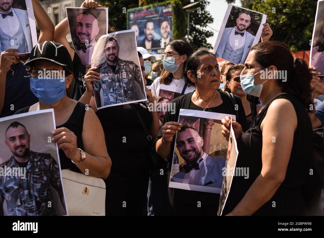Beyrouth, Liban, le 4 août 2021. Les parents de personnes tuées par le Blast de Beyrouth se préparent à marcher au port de Beyrouth avec des photos de leurs proches assassinés à l'occasion de l'anniversaire de l'énorme explosion. Banque D'Images