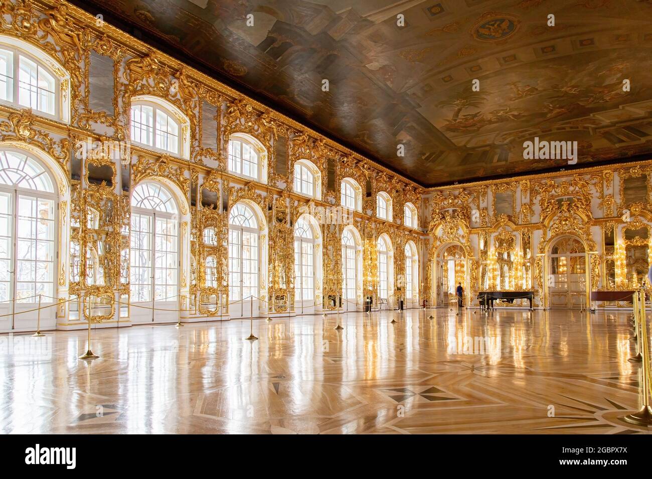 Tsarskoye Selo (Pouchkine), Saint-Pétersbourg, Russie - 27 mars 2021 : intérieur d'or baroque rococo du palais Catherine, situé dans la ville de Banque D'Images